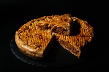 Esmer arka planda etli ve sebzeli kiş.