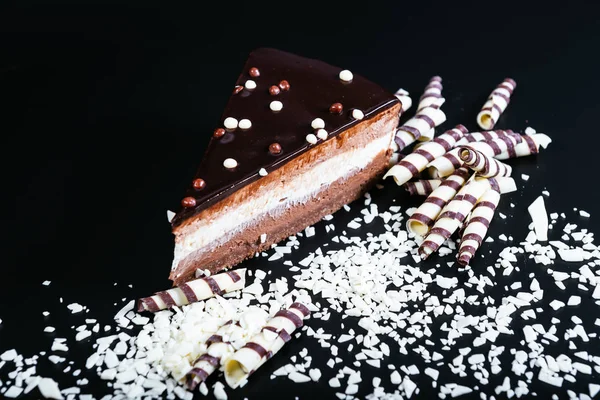 Crostata Con Cioccolato Bianco Latte Fondente Sullo Sfondo Scuro — Foto Stock