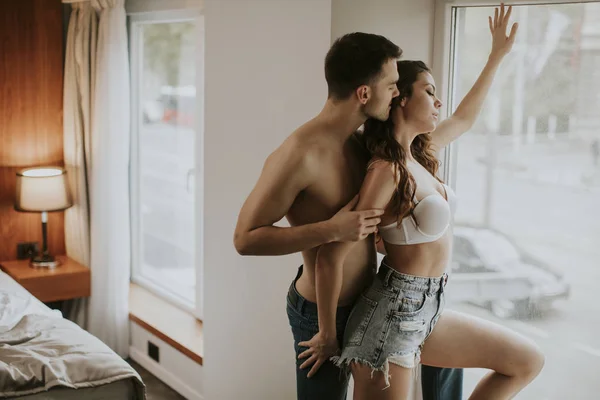 Young Couple Standing Room Apartment — Stock Photo, Image