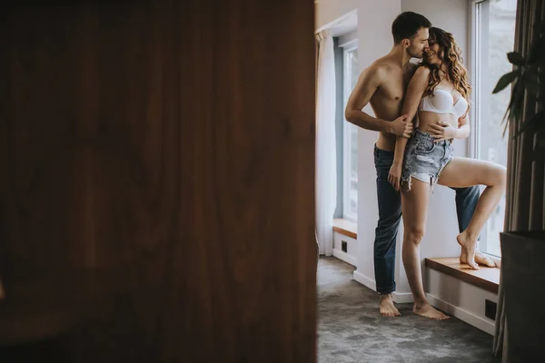 Junges Paar Steht Zimmer Der Wohnung — Stockfoto