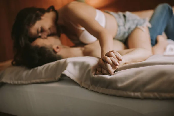 Genç Yetişkin Heteroseksüel Çift Kişilik Yatakta Yatan — Stok fotoğraf