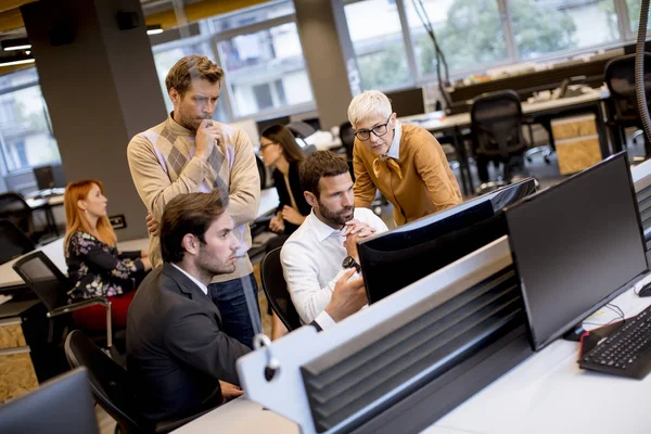 Senior Zakenvrouw Jonge Zakenmensen Werken Het Moderne Kantoor — Stockfoto