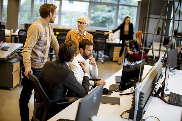 Senior Affärskvinna Och Unga Affärsmän Arbetar Det Moderna Kontoret — Stockfoto