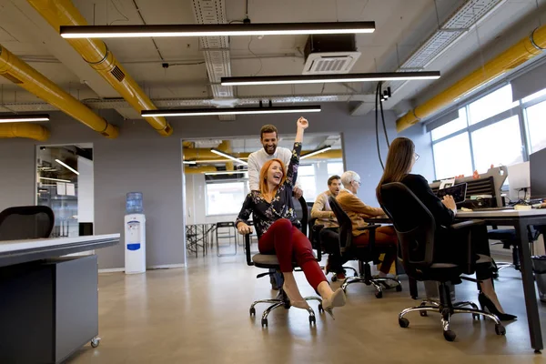 Jovens Empresários Alegres Desgaste Casual Inteligente Divertindo Enquanto Corre Cadeiras — Fotografia de Stock