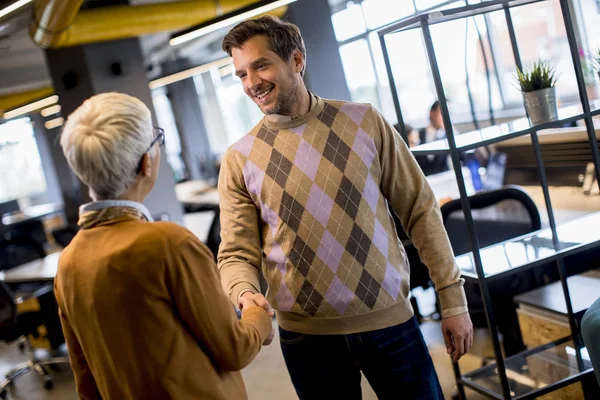 Jonge Zakenman Senior Zakenvrouw Schudden Handen Het Moderne Kantoor — Stockfoto