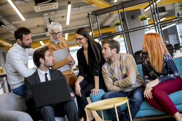 Gruppe Junger Geschäftsleute Arbeitet Modernen Büro Mit Laptop Zusammen — Stockfoto