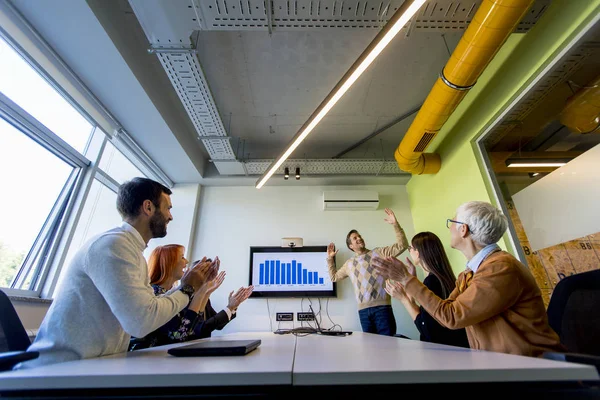 Podnikatel Prezentuje Strategii Projektu Zobrazující Nápady Interaktivní Tabuli Kanceláři — Stock fotografie