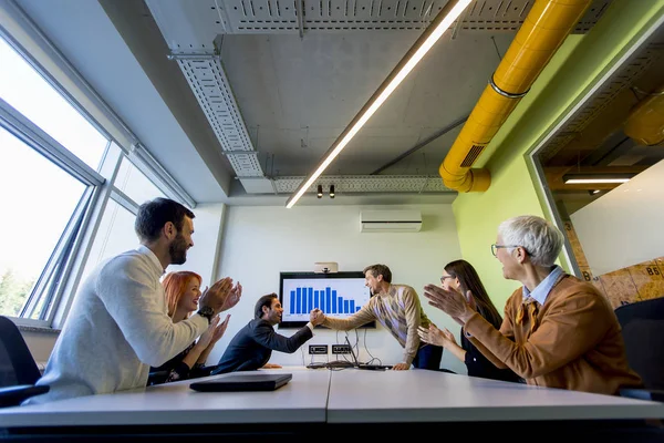 Empresario Presentando Estrategia Proyecto Mostrando Ideas Pizarra Interactiva Oficina — Foto de Stock