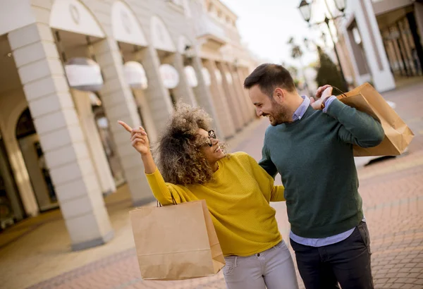 Bella Giovane Coppia Multietnica Con Sacchetti Carta Godendo Nello Shopping — Foto Stock