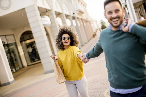 Bella Giovane Coppia Multietnica Con Sacchetti Carta Godendo Nello Shopping — Foto Stock