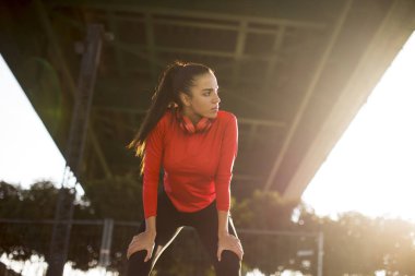 Çekici genç kadın atlet açık havada koşu sonra mola