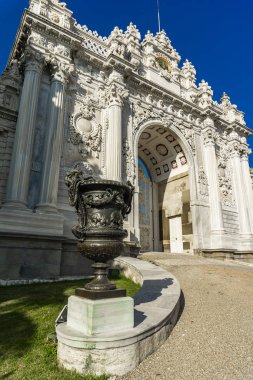 İstanbul, Türkiye - 9 Kasım 2019: İstanbul, Türkiye 'deki Dolmabahce Sarayı' nda Hazine Kapısı. Saray 1856 yılında inşa edildi ve 1922 yılına kadar Osmanlı İmparatorluğu 'nun ana yönetim merkezi olarak hizmet verdi.