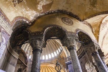 İstanbul, Türkiye - 10 Kasım 2019: Ayasofya İçişleri, İstanbul, Türkiye. Ayasofya, neredeyse 500 yıl boyunca birçok Osmanlı camisine örnek oldu..