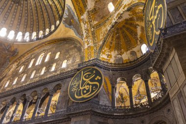 İstanbul, Türkiye - 10 Kasım 2019: Ayasofya İçişleri, İstanbul, Türkiye. Ayasofya, neredeyse 500 yıl boyunca birçok Osmanlı camisine örnek oldu..