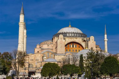 İstanbul, Türkiye - 10 Kasım 2019: Ayasofya tarafından İstanbul, Türkiye 'de tanımlanamayan kişiler. Eski Yunan Ortodoks Hıristiyan ataerkil katedrali ve daha sonra Osmanlı imparatorluk camii.