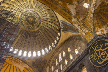 İstanbul, Türkiye - 10 Kasım 2019: Ayasofya İçişleri, İstanbul, Türkiye. Ayasofya, neredeyse 500 yıl boyunca birçok Osmanlı camisine örnek oldu..