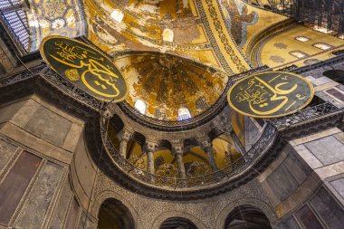 İstanbul, Türkiye - 10 Kasım 2019: Ayasofya İçişleri, İstanbul, Türkiye. Ayasofya, neredeyse 500 yıl boyunca birçok Osmanlı camisine örnek oldu..
