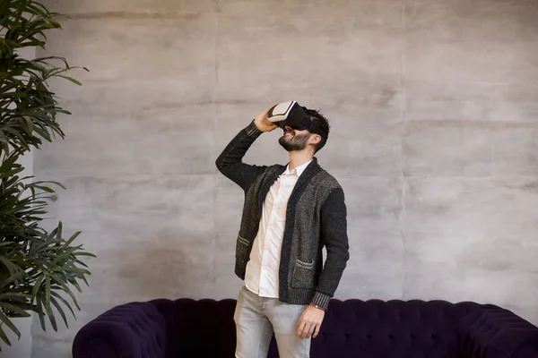 Snygg Skäggig Ung Man Bär Virtual Reality Goggles Moderna Rum — Stockfoto