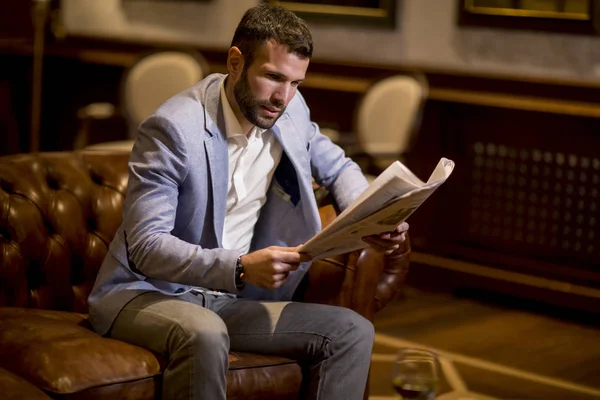 Jóképű Fiatal Üzletember Bort Iszik Újságot Olvas Irodában — Stock Fotó