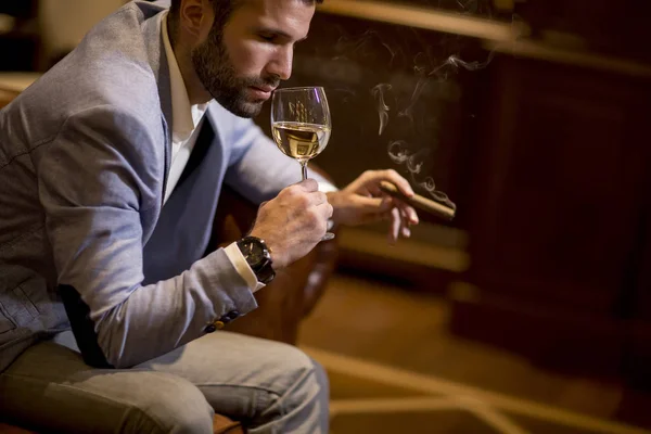 Snygg Ung Man Som Smakar Vitt Vin Och Röker Cigarr — Stockfoto