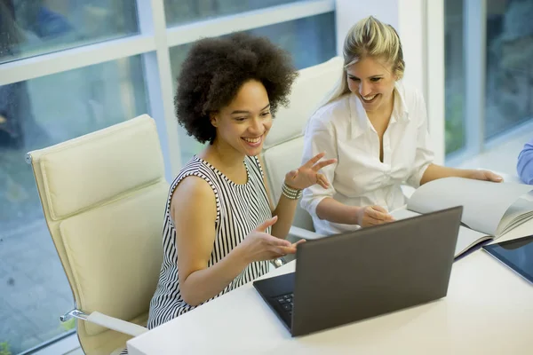 Mulheres Negócios Multirraciais Reunião Brainstorming Escritório Moderno Trabalhando Laptop — Fotografia de Stock