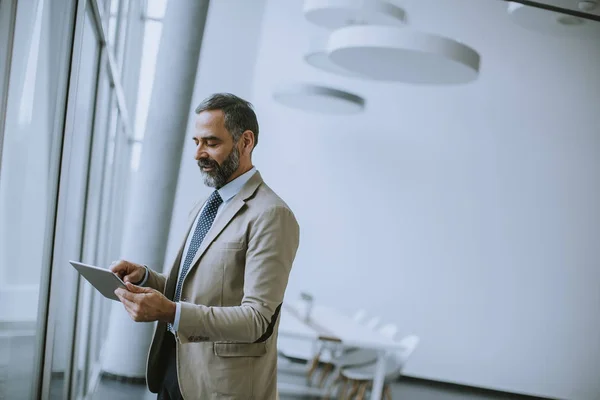 Portret Van Knappe Volwassen Zakenman Met Digitale Tablet Het Moderne — Stockfoto