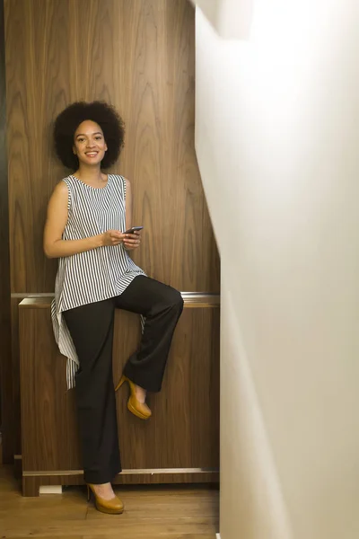 Sonriente Joven Mujer Negocios Afroamericana Usando Teléfono Móvil Oficina — Foto de Stock