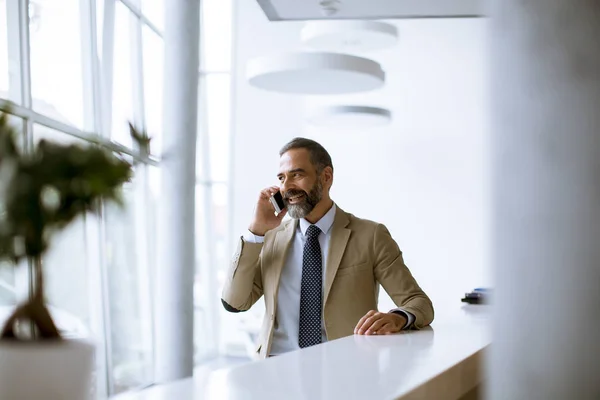 Bonito Empresário Sênior Usando Telefone Celular Escritório Moderno — Fotografia de Stock