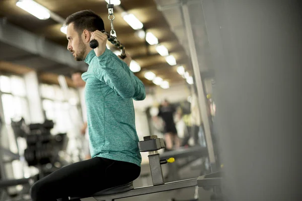 Fešák Mladý Muž Dělá Cvičení Pro Triceps Tělocvičně Mashine — Stock fotografie