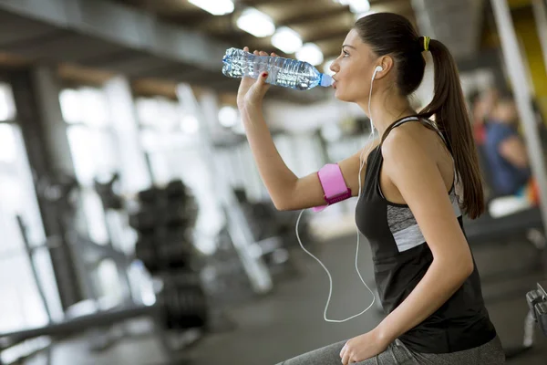 Attractive Sport Young Woman Drinking Water While Sitting Resting Workout — Stock Photo, Image