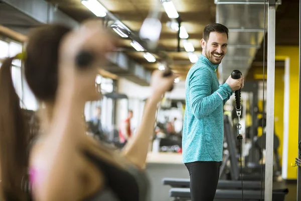 Bonito Jovem Casal Exercícios Musculação Ginásio Moderno — Fotografia de Stock