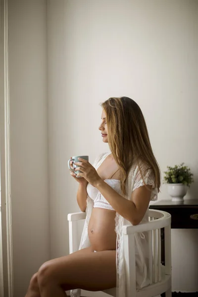 Mulher Grávida Feliz Com Caneca Chá Leite Sentado Sala — Fotografia de Stock