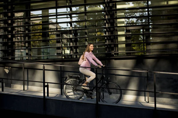 Mujer Joven Montando Bicicleta Ambiente Urbano Día Soleado — Foto de Stock