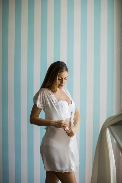 Εγκυμοσύνη Μητρότητα Ευτυχισμένη Έγκυος Γυναίκα Κοντά Στον Τοίχο Στο Σπίτι — Φωτογραφία Αρχείου
