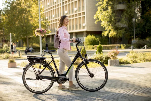 Bella Giovane Donna Con Moderna Città Elettrica Bike Pulito Trasporto — Foto Stock
