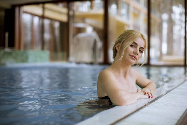 Sensual Young Woman Relaxing Spa Swimming Pool — Stock Photo, Image