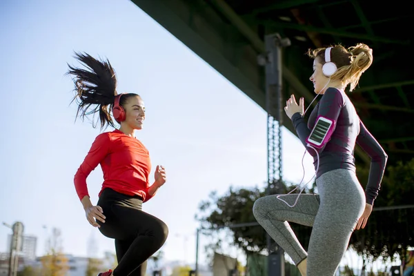 Twee Fitnessvrouwen Doen Oefening Voordat Buitenlucht Lopen Stedelijke Omgeving — Stockfoto