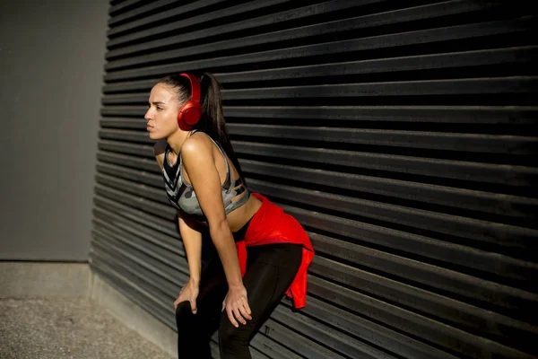 Pretty Young Woman Takes Break Running Urban Area — Stock Photo, Image