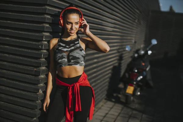 Mooie Jonge Vrouw Neemt Een Pauze Hardlopen Het Stedelijk Gebied — Stockfoto