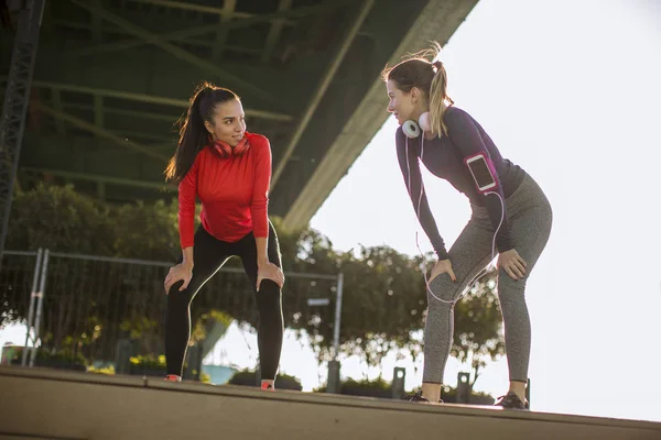 Two Pretty Young Women Doing Gymnastic Exercises Outdoor Urban Enviroment — Stok fotoğraf