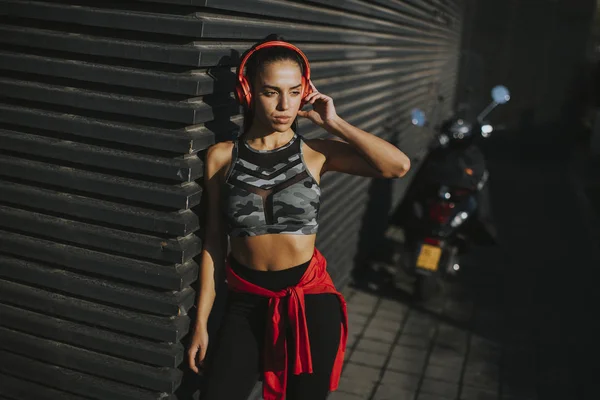 Pretty Young Woman Takes Break Running Urban Area — 스톡 사진