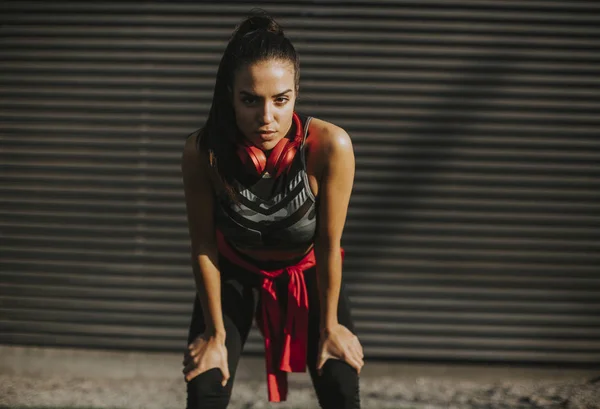 Pretty Young Woman Takes Break Running Urban Area — 스톡 사진