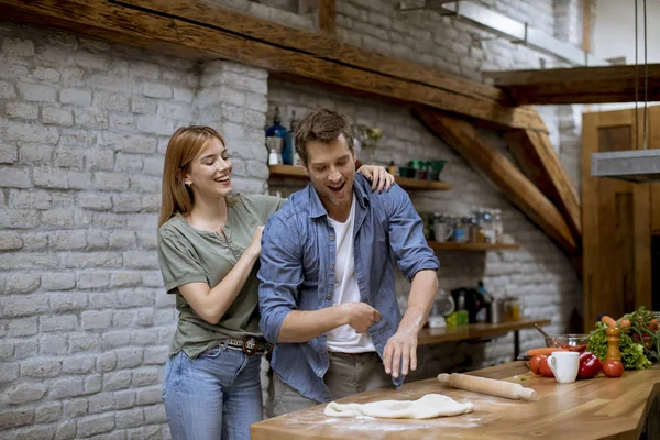 Preciosa Joven Pareja Alegre Preparando Cena Juntos Divertirse Cocina Rústica — Foto de Stock