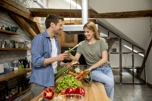 Pareja Joven Moda Pelando Cortando Verduras Del Mercado Cocina Rústica —  Fotos de Stock