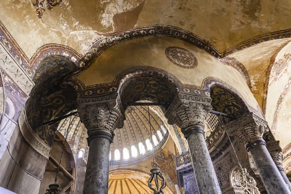 İstanbul, Türkiye - 10 Kasım 2019: Ayasofya İçişleri, İstanbul, Türkiye. Ayasofya, neredeyse 500 yıl boyunca birçok Osmanlı camisine örnek oldu..