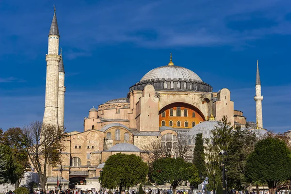 İstanbul, Türkiye - 10 Kasım 2019: Ayasofya tarafından İstanbul, Türkiye 'de tanımlanamayan kişiler. Eski Yunan Ortodoks Hıristiyan ataerkil katedrali ve daha sonra Osmanlı imparatorluk camii.