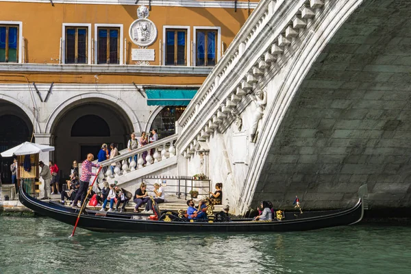 Venedig Italien Oktober 2019 Oidentifierade Personer Vid Rialtobron Venedig Italien — Stockfoto