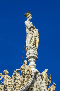 Venedik, İtalya 'daki San Marco Bazilikası ve Katedrali' nin tepesindeki mermer heykellere yakın çekim