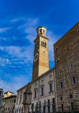 Verona, İtalya 'daki Lamberti Kulesi' ne bak