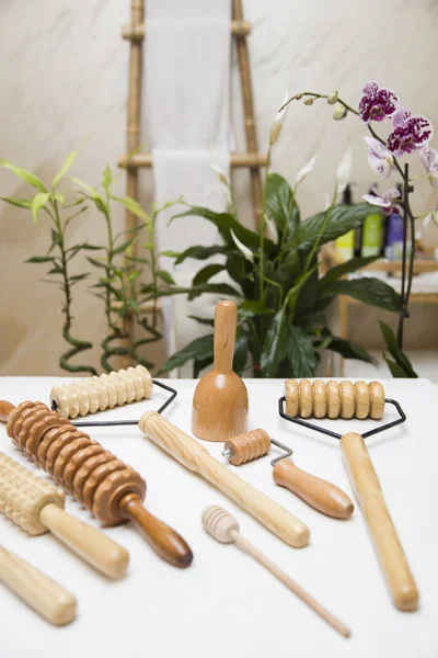 美容院用于抗蜂窝药物麻风疗法按摩的木制设备 — 图库照片